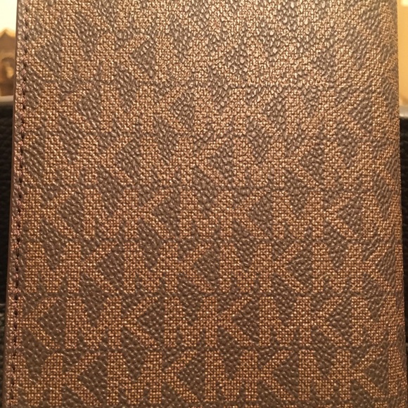 COPY - Michael Kors Passport Holder - Picture 2 of 11
